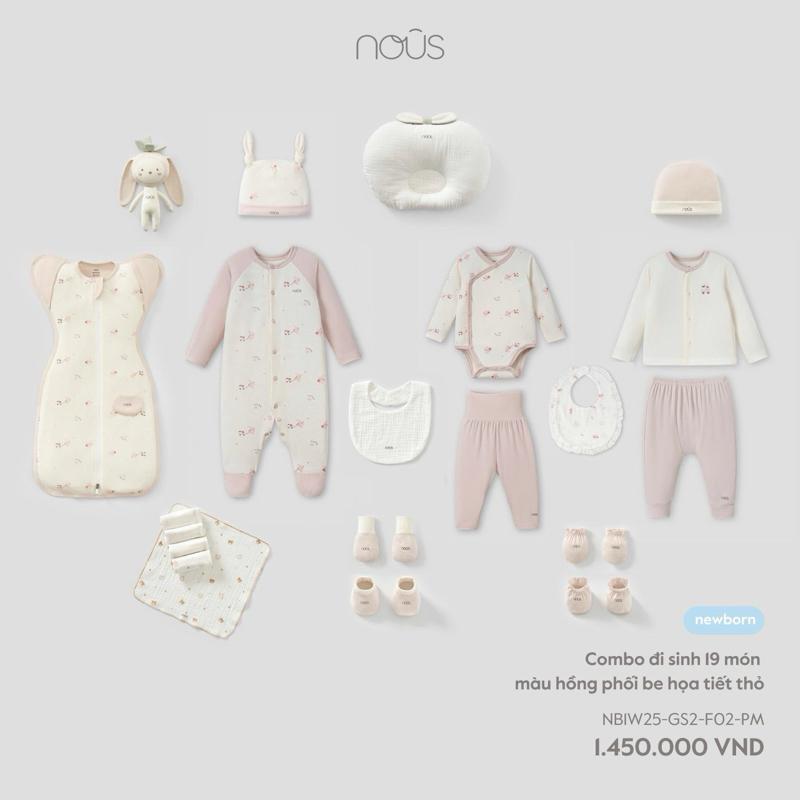 [Nous] Combo đi sinh 19 món Nous màu hồng phối be họa tiết thỏ cho bé sơ sinh size newbon. Gồm quần áo và phụ kiện mũ, bao tay, bao chân, yếm,gối, khăn sữa, nhộng chũn,thỏ bôn,  nguyên hộp cao cấp.Chất vải mềm mịn và co giãn tốt , thấm hút mồ hôi.