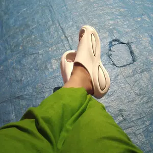 Lateny Sandal Luar Ruangan Pria Anti-selip Anti-bau Sandal Pria Bersol Tebal Sandal Pantai Olahraga Luar Ruangan