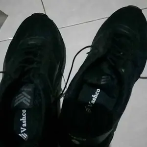 Sepatu Running Full Black Vashco Zenix dengan Upper Knitting dan Insole Eva Foam Olahraga Outdoor sepaturunning murah