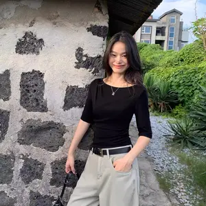 YM&JJ Shop Kaos lengan sedang model slim-fit dengan bahu terbuka yang cantik untuk wanita, warna hitam, gaya Korea, simpel dan elegan, gaya baru, dewasa dan berkelas, desain unik, bukan atasan biasa.NT78