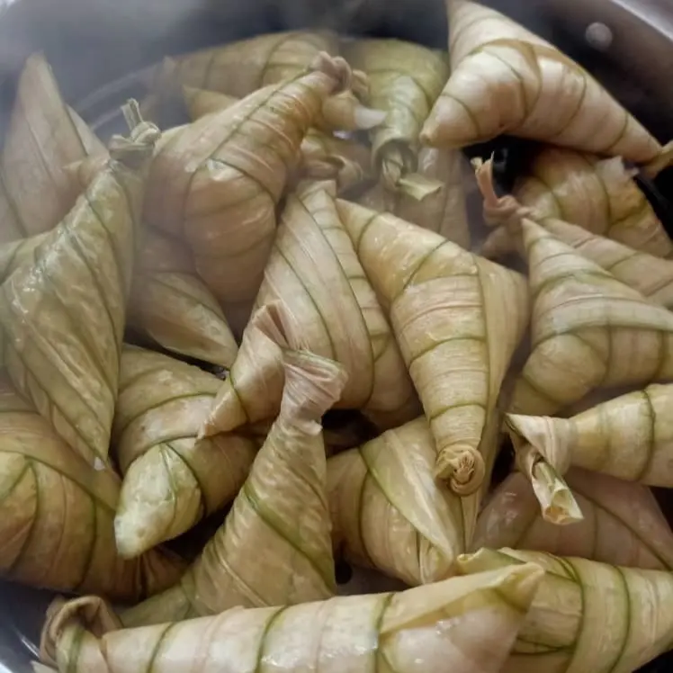 KETUPAT DAUN PALAS FROZEN KAKCIK RESEPI UTARA (SANTAN RICE DUMPLING)