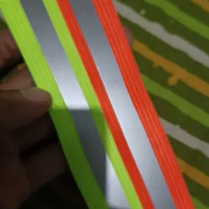 Gelang Lari Reflektor Nyala di Malam Hari Armband & Kaki Reflektif untuk Jogging Sepeda Safety Hijau Neon Oranye Putih Adjustable Bahan Elastis Reflektif