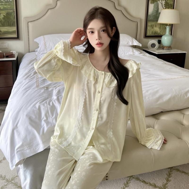 Bộ mặc nhà tiểu thư chất lụa gấm phối ren nút đính ngọc siêu - TikTok ...