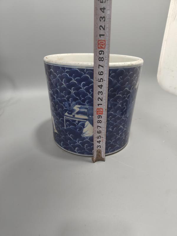 Folk collection of Qing Dynasty Kangxi blue and white porcelain character story drawing pen holder. 5