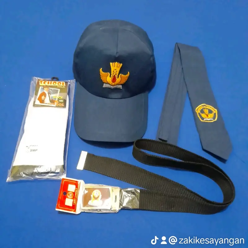 Dasi SMP plus topi SMP sabuk dan kaos kaki murah 0
