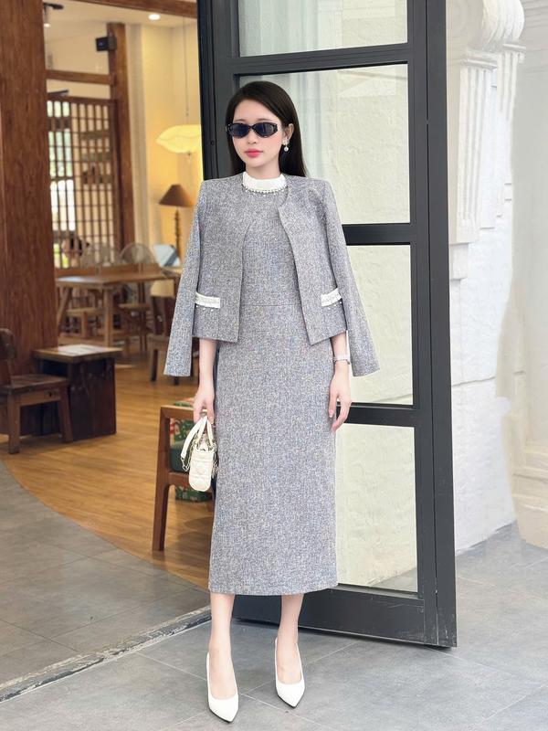 Sét Váy Đầm Liền Kèm Áo Khoác Dạ Thiết Kế Ella Desgin nữ kiểu dáng váy bút chì suông được làm 2 lớp phối cổ trắng dập ly phù hợp mặc đi làm ,đi chơi có bigsize B57