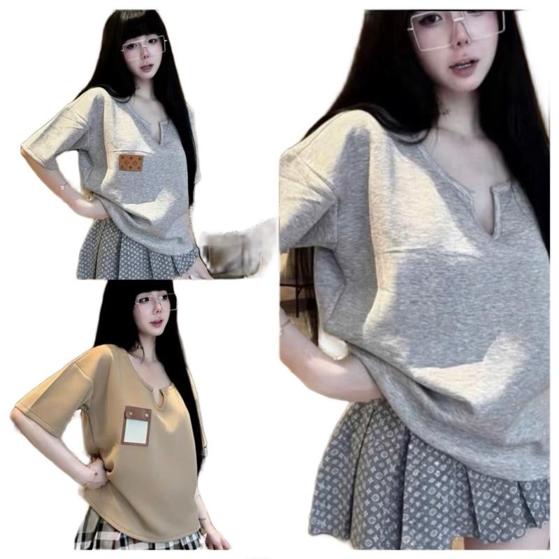 Set Áo Phông Cổ V Mác Da & Chân Váy Xếp Ly Hoạ Tiết – Phong Cách Nữ Tính