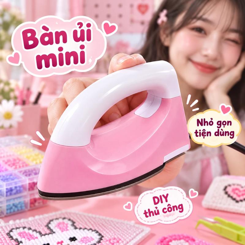 Bàn là mini Màu hồng trắng, thiết kế nhỏ gọn dài 12,8cm, dùng là hạt nhựa hàn nhiệt để làm quà handmade, phù hợp người thích thủ công