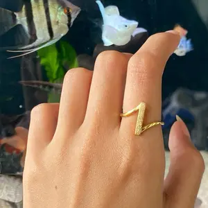 Cincin wanita motif zigzag Aksesoris Titanium