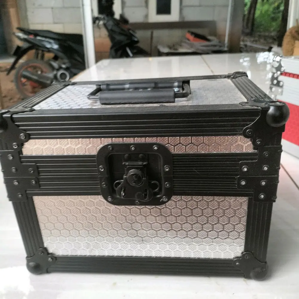 Kotak Makeup Hitam dengan Desain Hexagon dan Kunci Aman untuk Perlindungan Barang