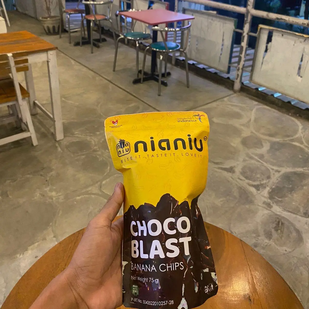 NIANIU BANANA CHIPS CHOCO BLAST BITE IT, TASTE IT, LOVE IT chips Camilan Cemilan Food