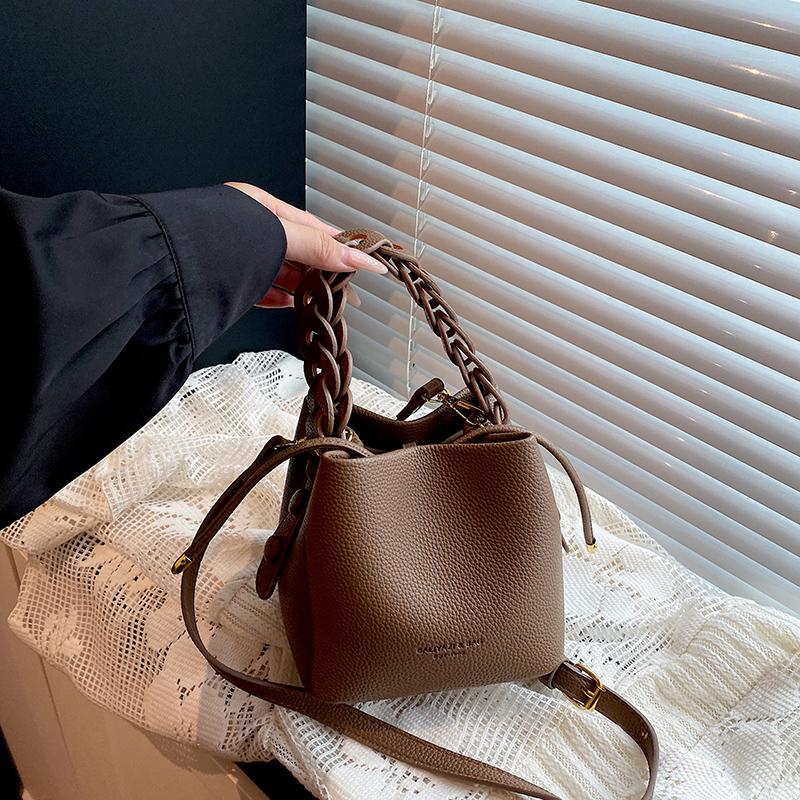 Túi nữ phong cách classic - Đường may tỉ mỉ, form dáng chuẩn, thanh lịch mọi hoàn cảnh, đặc biệt đi làm