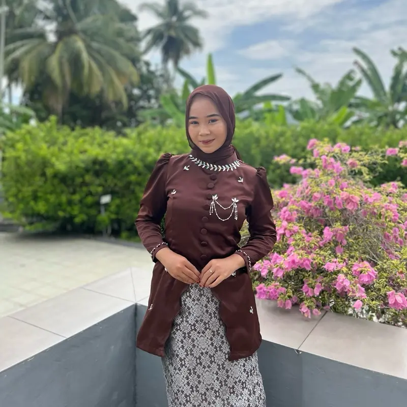 Coklat mahogany + rok songket