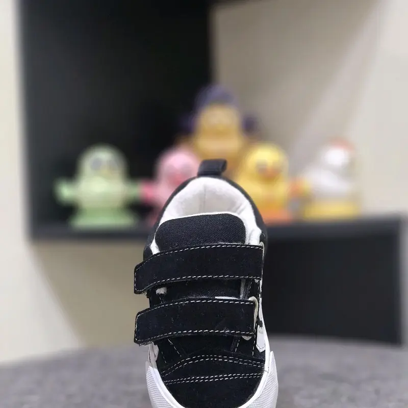 Sepatu anak anak brand lokal terbaru RUNN model gemuk dan lebih empuk nyaman dipakai oleh anak anak balita dan bisa untuk sepatu sekolah 5