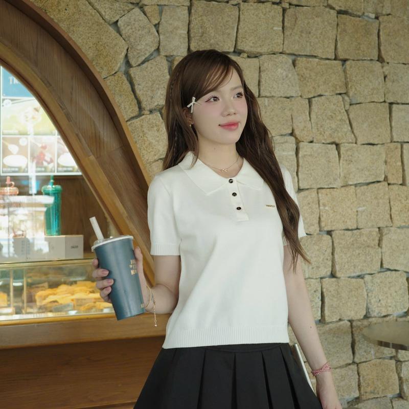 DELIZ - Áo len polo cộc tay nữ mùa hè thiết kế cổ polo tone màu trắng đính logo - PL33