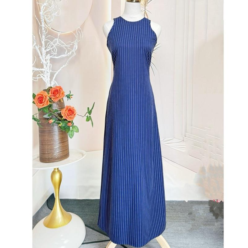  Đầm cổ yếm sọc nhẹ nhàng thanh lịch - Thiết kế tinh tế với đường kẻ sọc phân chia không gian - Phong cách đơn giản nhưng nổi bật 