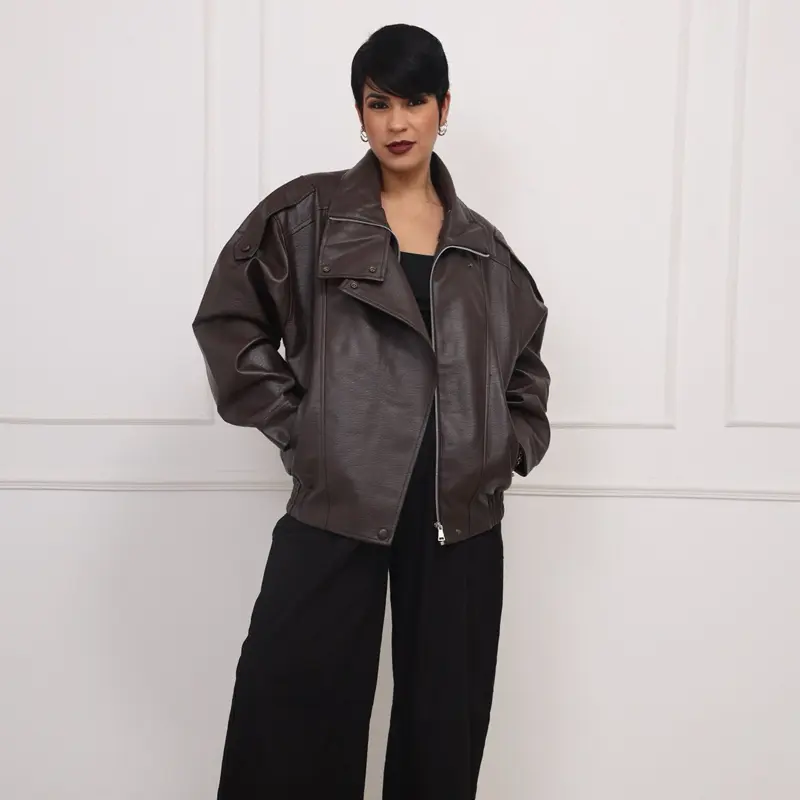 Jaqueta Feminina Oversize em Couro PU Preto com Fechamento Assimétrico e Gola Alta Estilosa para Looks Urbanos e Elegantes - 9