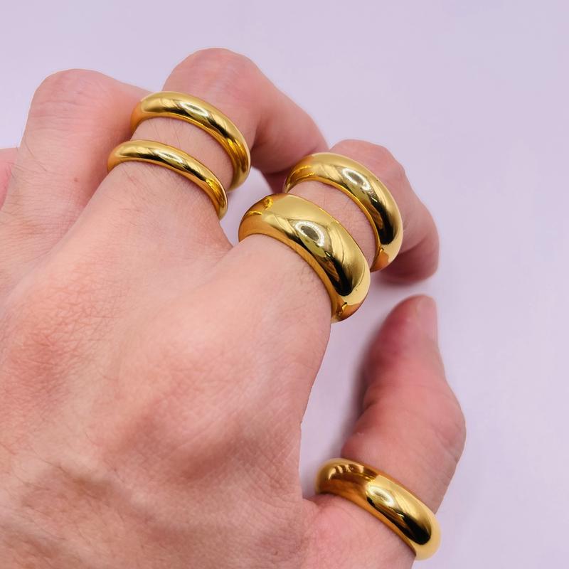 Nhẫn tròn trơn màu vàng chất liệu bằng titan bền đẹp có dập kí hiệu đủ size cho nam và nữ trangsucmoiluatuoi.RIN