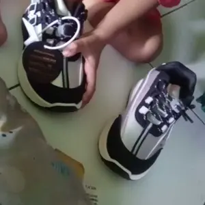 BOMBBEAR 6306 Sepatu Sekolah Anak Dengan Fashion Sneakers Mesh Sintes Premium, Kualitas Nyaman Lentur Ringan Desain Ergonomis untuk Aktivitas Aktif Si Kecil! warna Hitam dan Biru dengan size 26-37