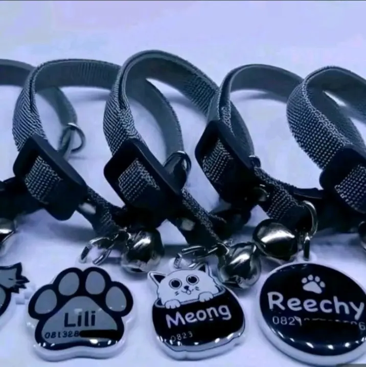 Kalung kucing nama dan gambar bisa custom nama sendiri tinggal tulis saja bebas pilih dan bisa di tambahkan no hp juga bagus untuk di pakai di anabul anda Bisa Custom Murah