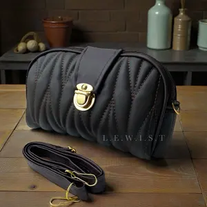 L.E.W.I.S.T. Tas Selempang Bordir Emboss Gesper dengan Desain Quilted dan Tali Bahu yang Dapat Disesuaikan