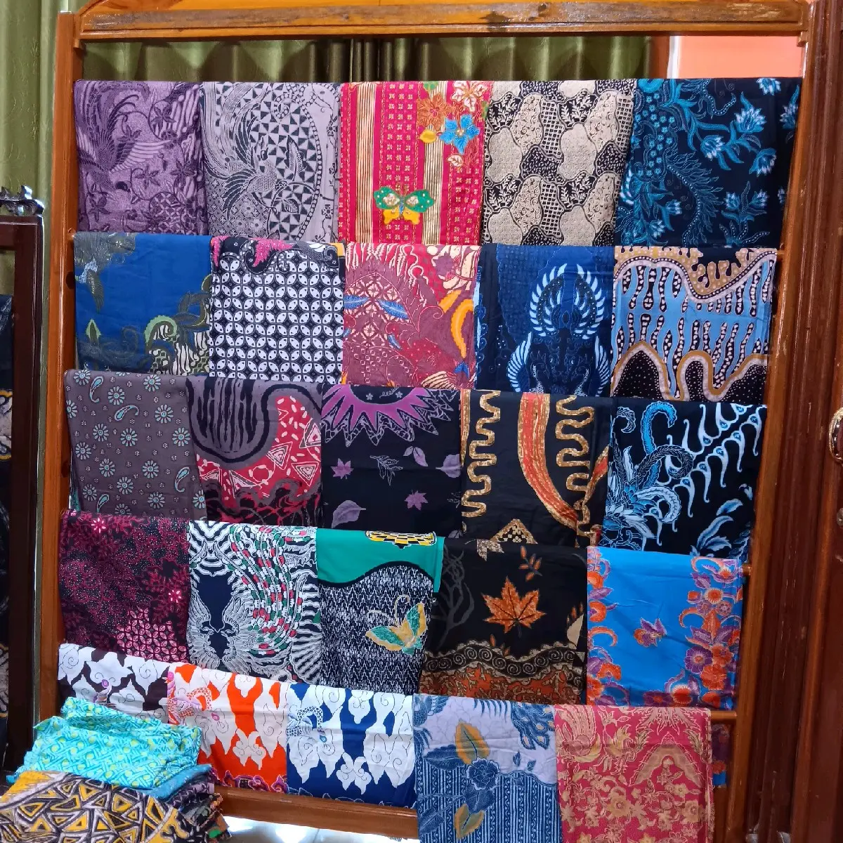 Obral Batik cuci gudang , bhn katun prima premium, mtf random milih warna ada display dll sesuai persediaan yg msh ada, Kain katun halus elegan. ukuran 240x110cm. Kuning elegan