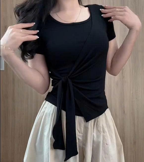 Áo thun nữ  phối viền thiết kế dây rời thắt eo vạt xẻ tà vải tăm hàn ôm body thiết kế trẻ trung năng động cho chị em đi chơi | BigBuy360 - bigbuy360.vn