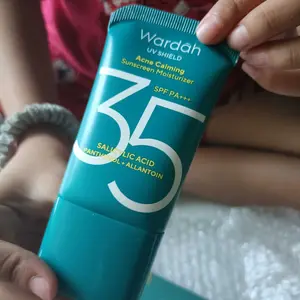 NEW PACKAGING! Wardah UV Shield Acne Calming Sunscreen Moisturizer SPF 35 PA+++ Single, Twinpack, Triple Pack Sunscreen Wajah - Meredakan Jerawat, Ringan, Mudah Meresap Calming and Repair Boosting - Sunscreen Wajah Glowing BPOM - Skincare