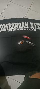 Product Review of KAOS ROMBONGAN NYENI ORIGINAL SAMPITAK VOL 1 BUILT UP 100% KATUN 24S SABLON PLASTISOL from B**O 0
