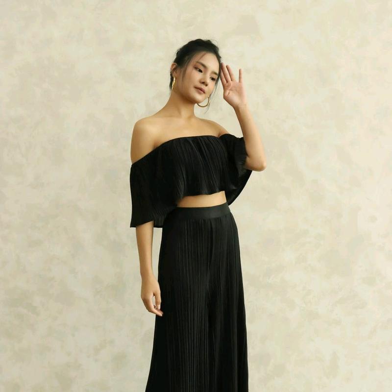 Cleolia 2 Ways Pleated Top in Black 1