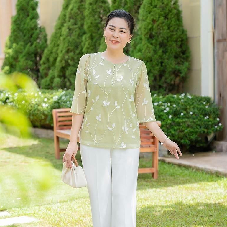 GUMOM - Áo Kiểu Trung Niên U50 U60 Cao Cấp Cổ Tròn Tay Lỡ Thêu Hoa Sang Trọng Cho Nữ - Women Nhung Kem Nho