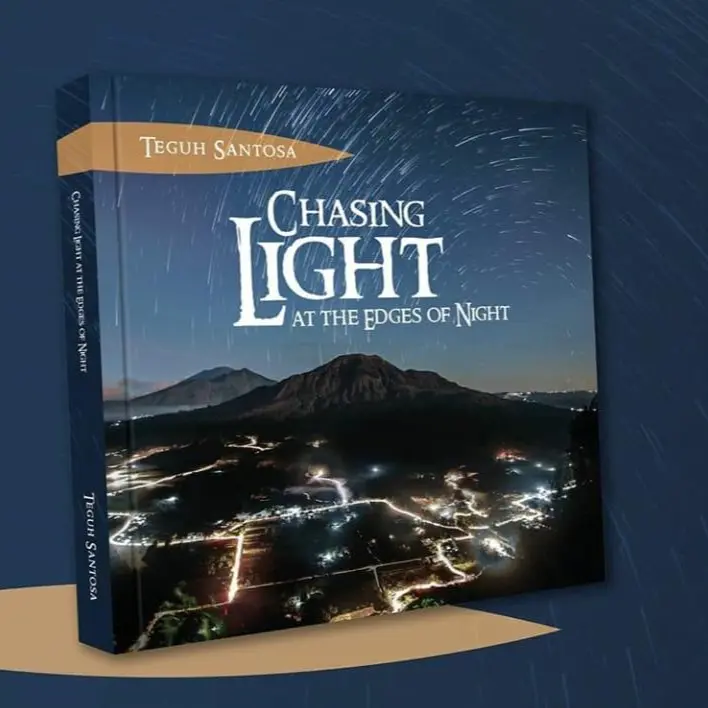 Buku Photography The Chasing Light karya Teguh Santosa Fotografi Edisi Kedua dengan Genre Beragam Termasuk Landscape dan Astrophotography Ukuran 22,5 x 22,5 cm Cover Fleksibel dan Kertas Gallery Snow Ultra White 120 gsm
