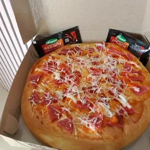 Pizza Merah dengan Red Hitz Chilli Sauce