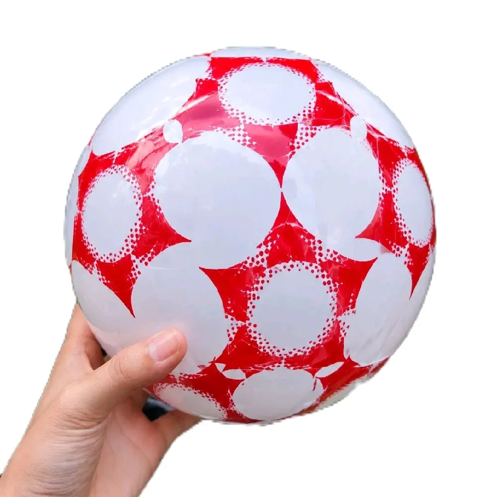 Bola Sepak Merah Putih dengan Pola Kotak Putih dan Merah