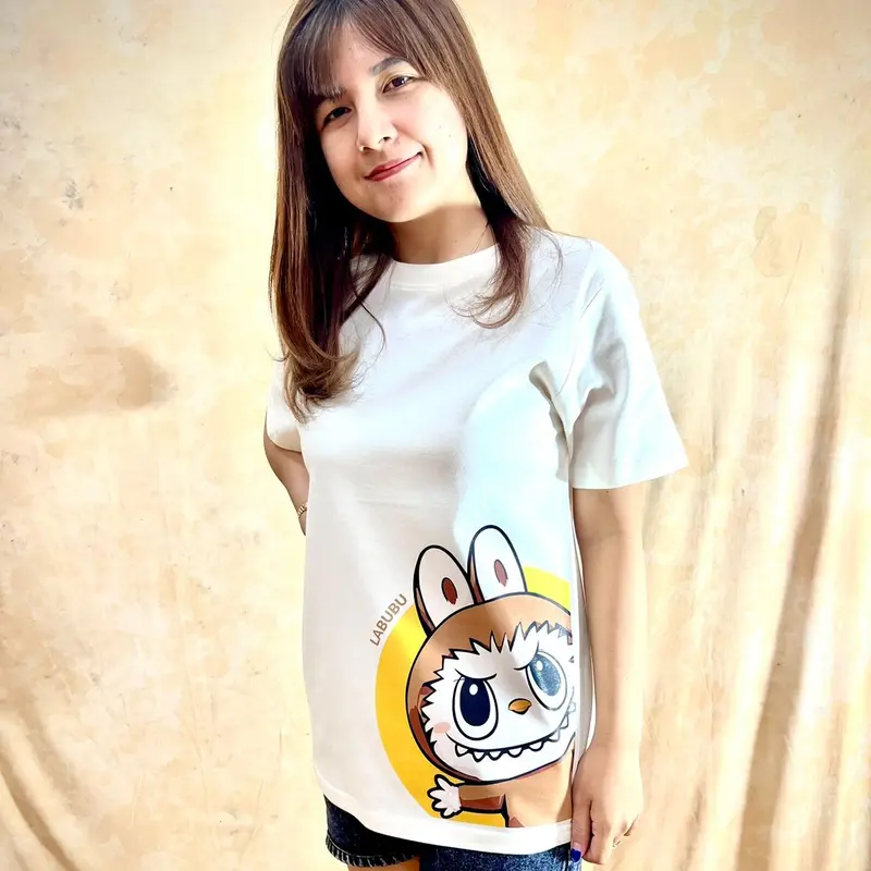 Patgang Kaos Distro Wanita / Kaos T-Shirt Motif The M0nst3r Labubu Brown / Kaos Enzim Wanita Motif Labubu / Kaos Enzim Super Premium 2