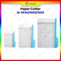 Gambar Alat Potong Kertas / Paper Cutter SUN - JOURNEY KM 5646/ 5669 / 5692 A4 Alat Potong / Mesin Pemotong Kertas HVS Sticker Art Paper Cocok Untuk DIY Perlengkapan Kantor Perlengkapan Sekolah ATK - M-5646 15 cm, Surabaya dari Sun Indonesia Kota Surabaya 1 Tokopedia