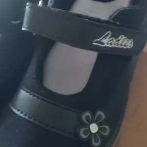 Flat Shoes Anak Perempuan sekolah SD dan TK/spotty hello kitty hitam 26-35 Fashion