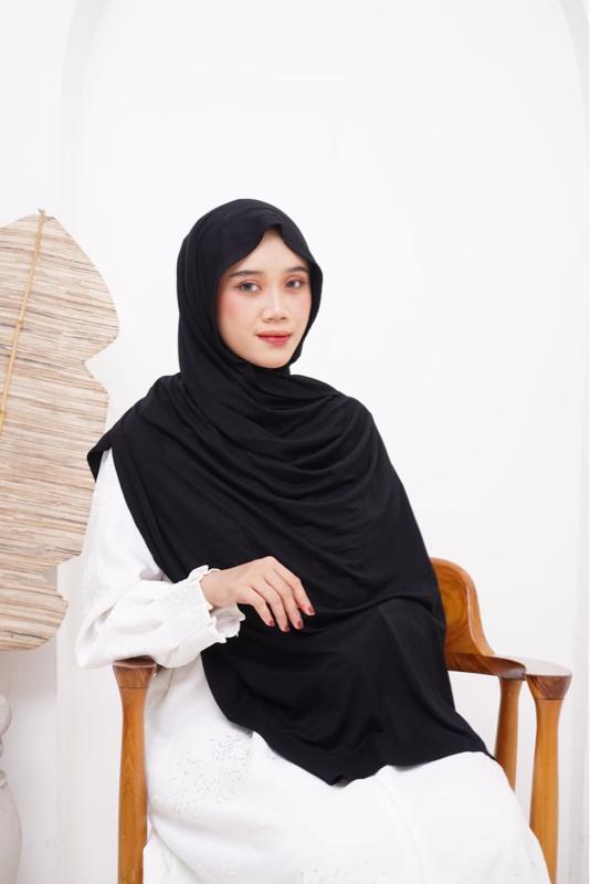 PASHMINA RAYON BLACK Hijab Polos Dewasa Kerudung Muslim Syal Wanita Instan Panjang Basic Hitam Segi Bahan Rayon Premium Nyaman dan Elegan PASHMINA RAYON BLACK Hijab Polos Dewasa Kerudung Muslim Syal Wanita Instan Panjang Basic Hitam Segi Bahan Rayon Premium Nyaman dan Elegan