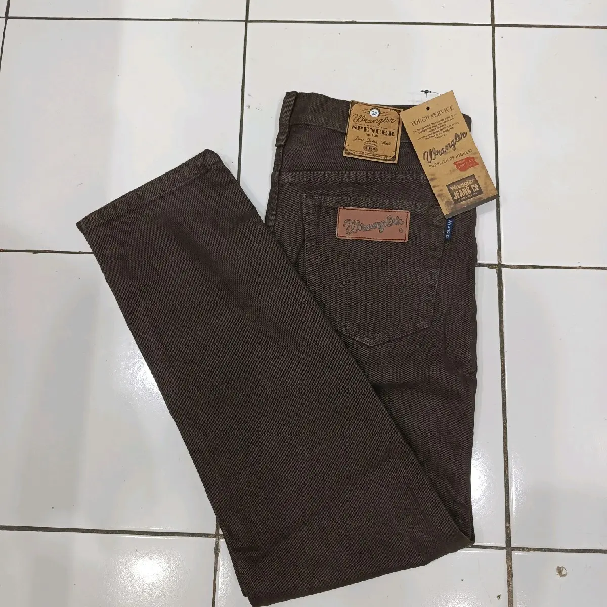 Celana Jeans Panjang Pria Standar Warna Coklat Tua Wrangler/Celana Jeans Reguler Pria Kece