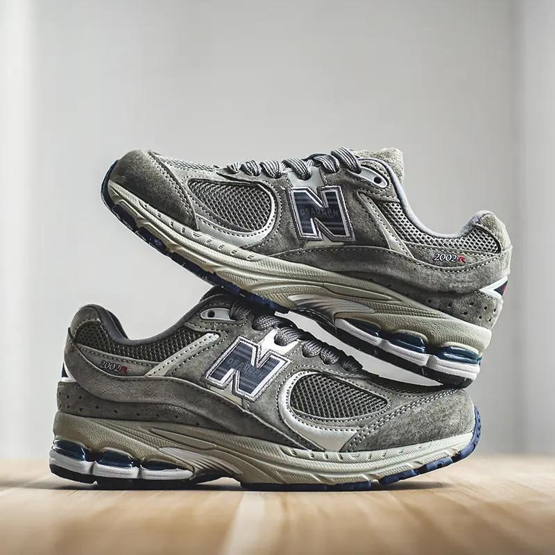 Giày thương hiệu n năm 2002, màu xám đậm, kiểu “dad shoes” cổ điển, thoáng khí, giày chạy bộ có đệm, đa năng, giày thể thao thường ngày dành cho nam và nữ