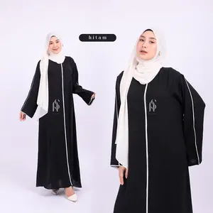 Abaya Wanita Gamis Cantik Hitam Elegan dengan Detail Putih dan Logo Mewah untuk Crinkle Airflow Premium Tampilan Maksimal Muslim Dress Maxi Gamis Dewasa Umroh Umroh Arab Syari ukhti daily santri
