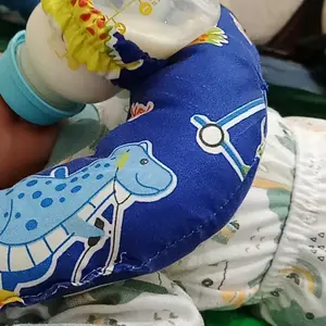 Bantal dot bayi cara mudah minum susu formula bayi