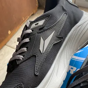 Sepatu Olahraga Tennis Pria Wanita Model Terbaru Desain Nyaman Tahan Lama Cocok untuk Aktivitas Olahraga Sehari-hari Sepatu Pria Wanita