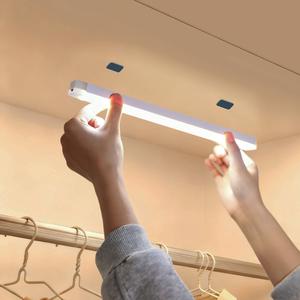USB充電式ワイヤレスキャビネットライト、LEDスマート人体センサーライト、磁気セルフ接着式ワードローブライト（ドレッサー、キッチンテーブル用）