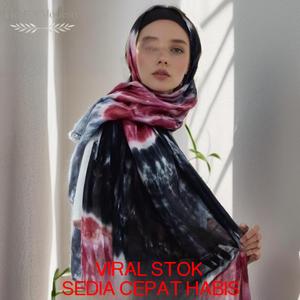 Tudung kapas tiga warna gaya tie-dye Malaysia, reka bentuk baru anti-kotor, bernafas, tidak berbulu, tudung bergaya untuk perjalanan harian, reka bentuk vintage songket perayaan Raya, termasuk tali ikat, tersedia dalam pelbagai warna.