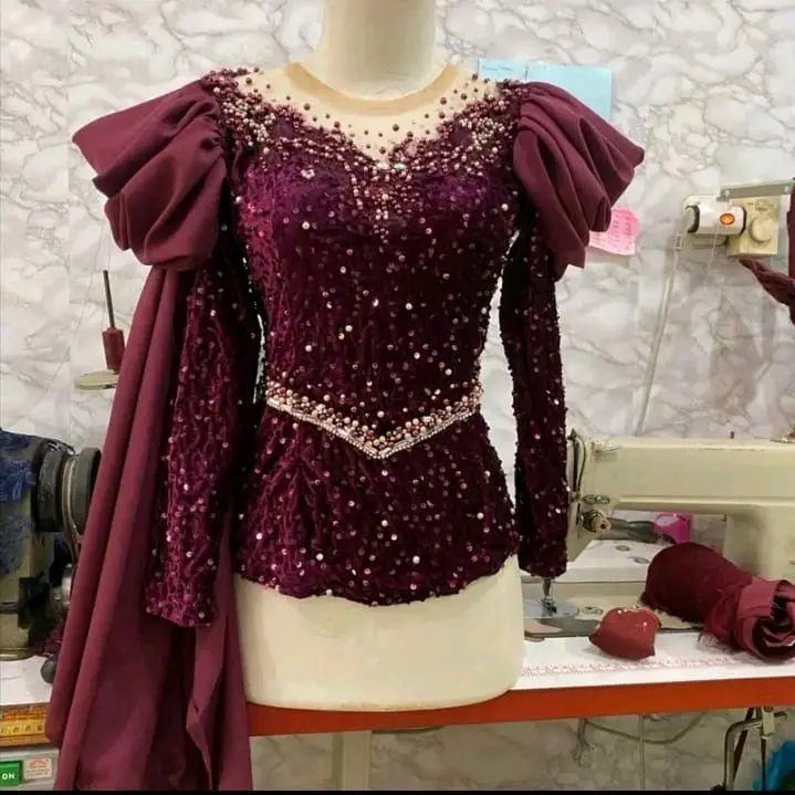 Kebaya sinden berbahan bludru squin membuat anda tampak menawan.