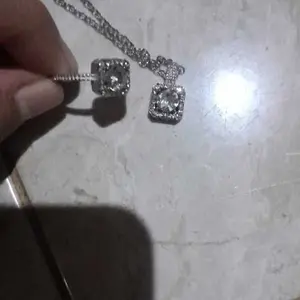 Satu set elegan dan mewah berisi 3 buah perhiasan, terdiri dari kalung, anting, dan cincin bertabur berlian dan zirkon.