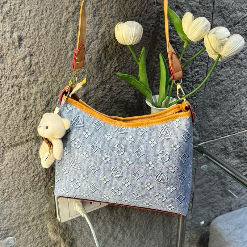 (DEAL ĐỘC QUYỀN TRẦN BẤM) Túi Xách Nữ Cầm Tay Đeo Chéo Tặng Charm Gấu Da Hoạ Tiết Sang Trọng A126 Hoa Sữa Shop