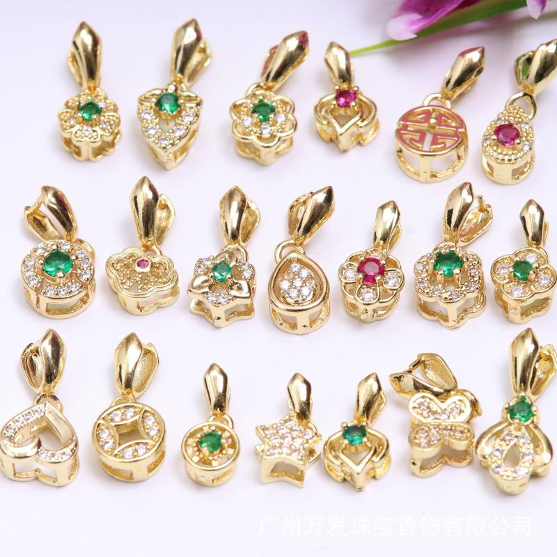 Mặt dây chuyền dạng kẹp với khóa móc, màu vàng ánh kim, đá rhinestone xanh lá,…