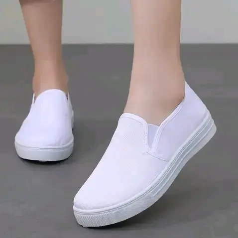 Sepatu Slip On Wanita Terbaru Putih Hitam Simple Elegan Tinggi Kualitas Shoes 0